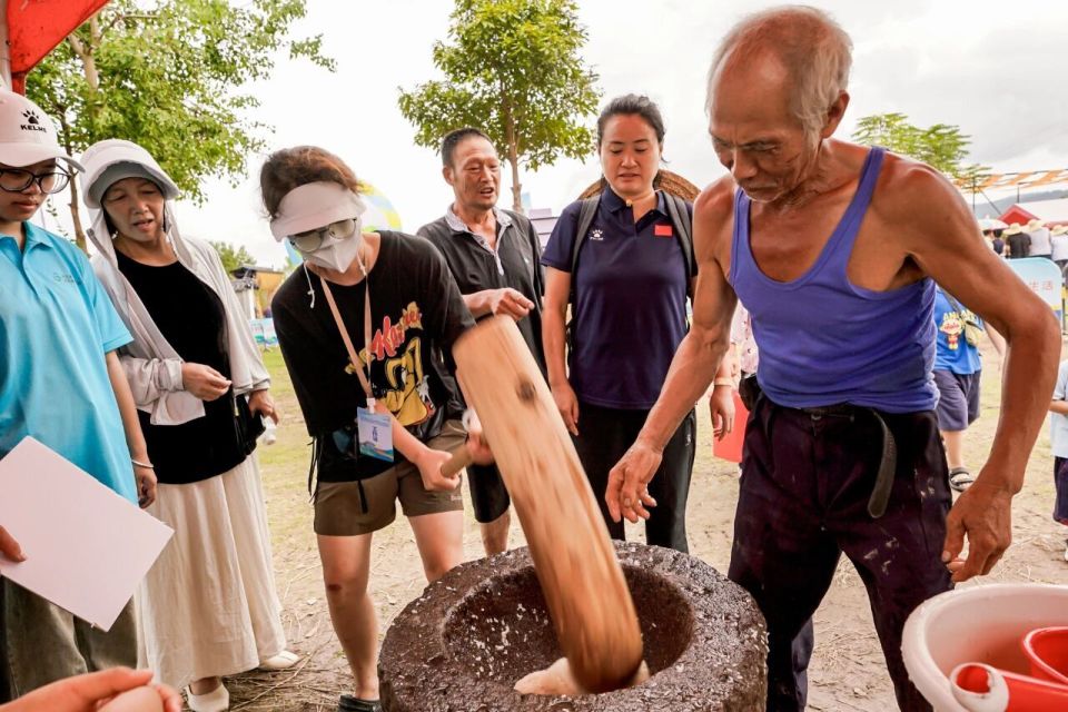 队员们脚踩, 的欢笑声中